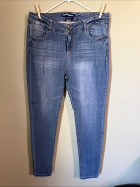 WOMEN’S WALLFLOWER BLUE JEANS-
STYLE# WLM19429S
17 LONG